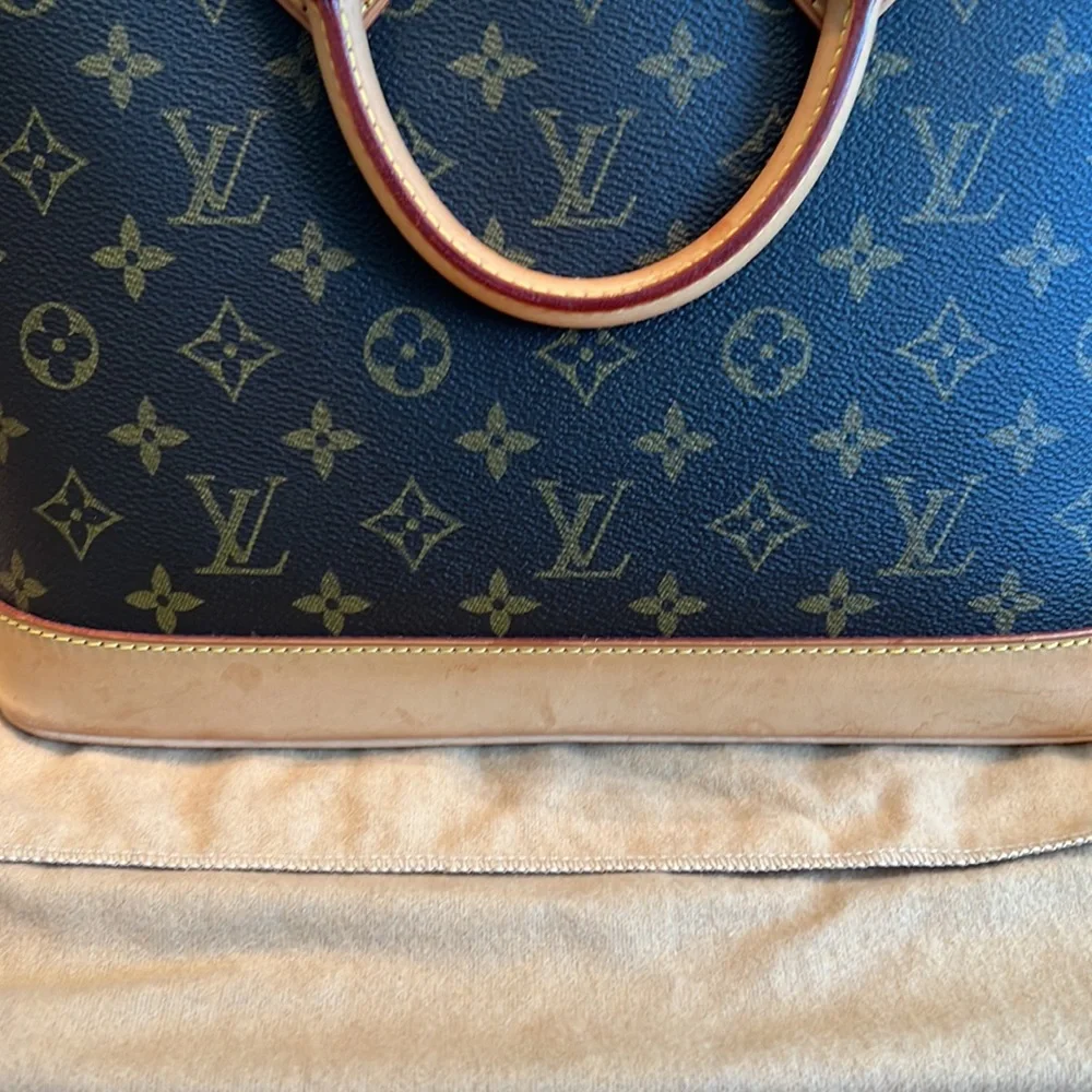 Gorgeous Louis Vuitton Alma PM bag
